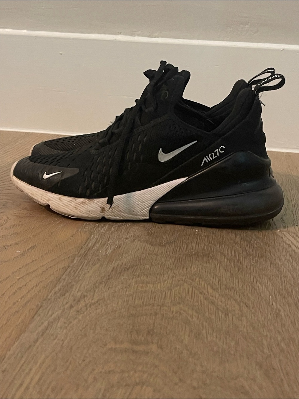 Nike Air Max 270 boys  Black with White Accents Sneakers - Picture 6 of 8